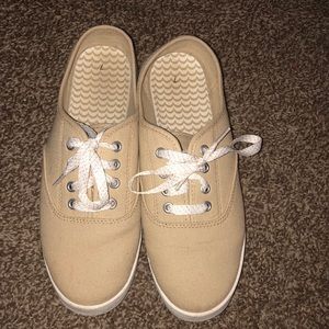 Soft sole tennis shoes